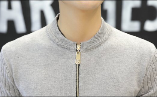 天气慢慢转凉了，这款毛衣是今年特别流行的款式，穿上特别有品味