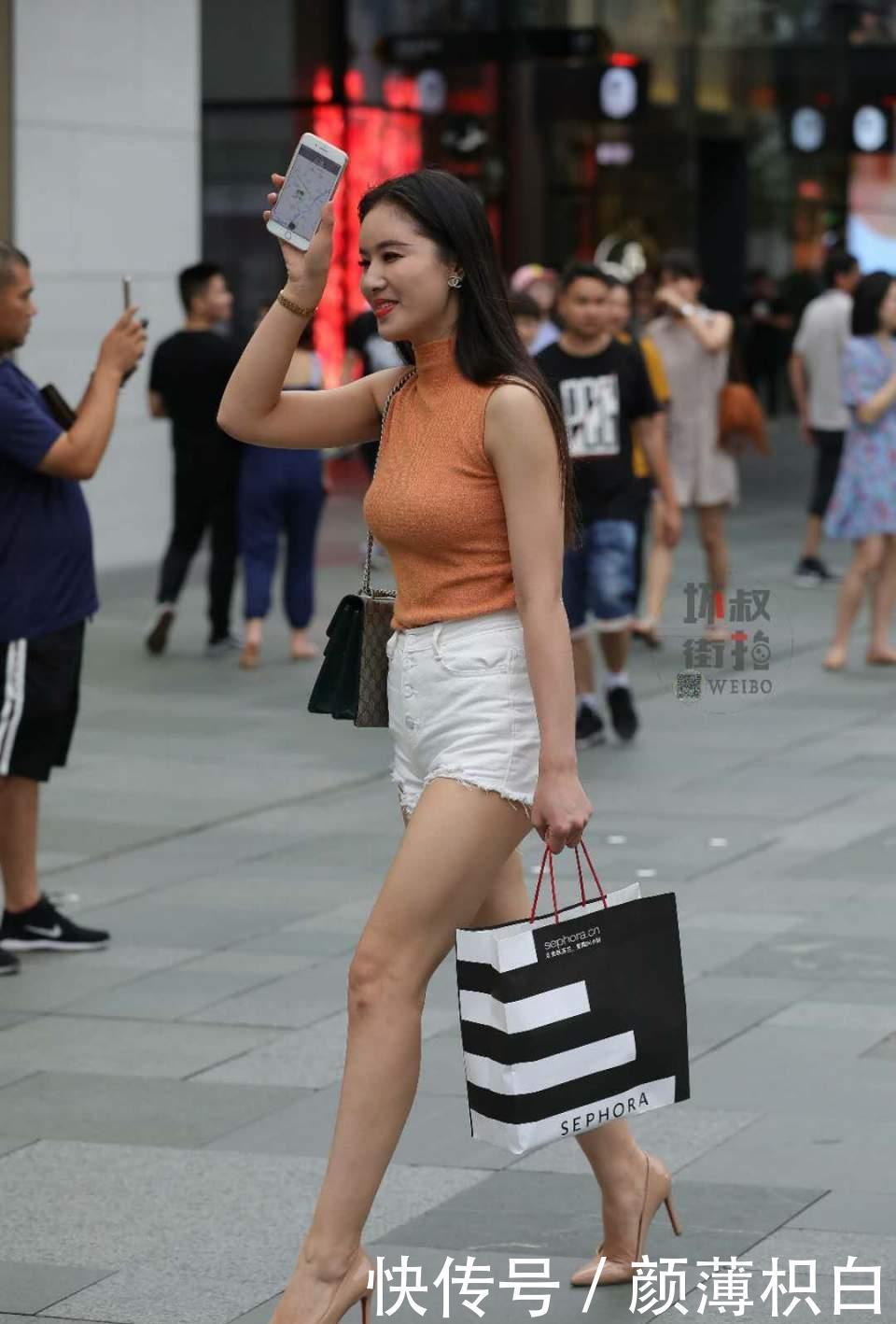「 凹凸」凹凸有致的身材韵味十足，街拍：小姐姐穿橙色背心这么个性的女孩