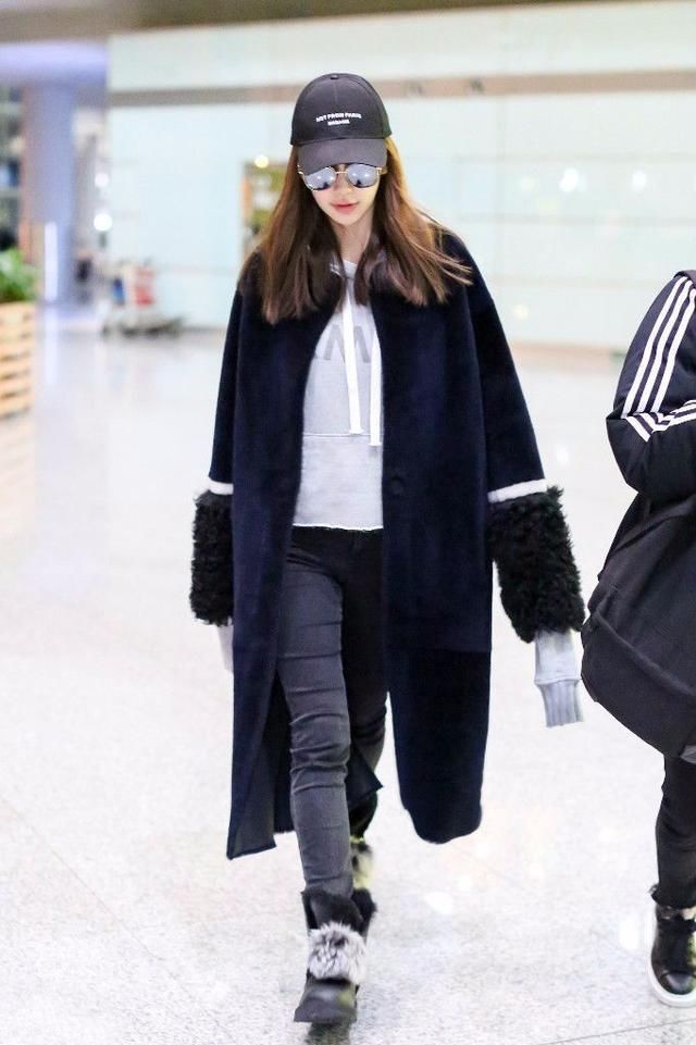 杨颖五五分的身材丑爆了，网友:绿色的鳞片裙子是败笔!