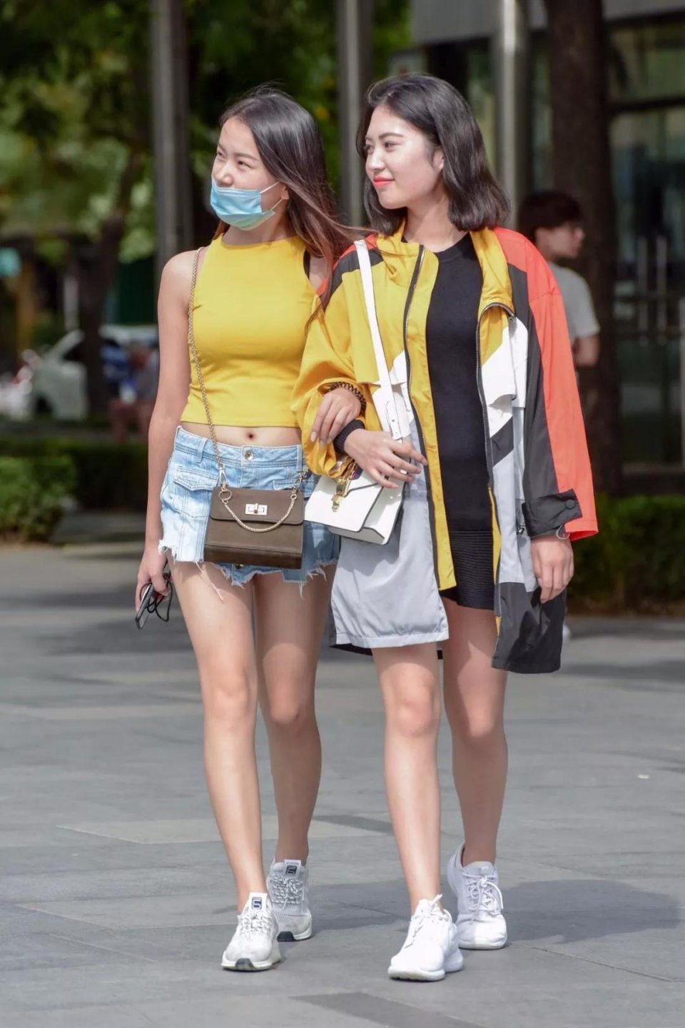 街拍：一对性感姐妹花逛街，如阳光一般明艳，在街上很亮眼