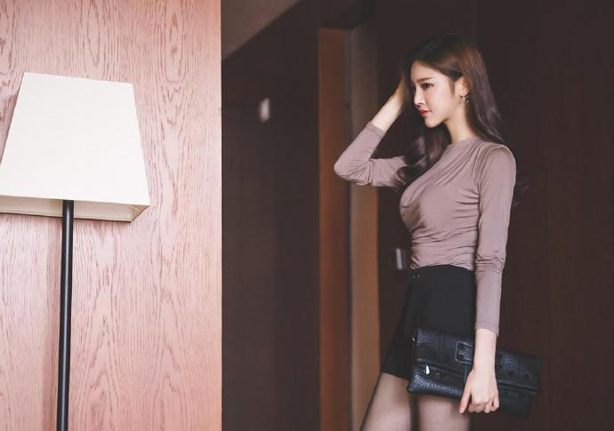 室内美女写真集：紧身上衣搭配黑色短裤，展示性感好身材，非常美