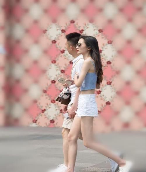  小姐姐■街拍：小姐姐一件短T配破洞裤，大方而不失性感