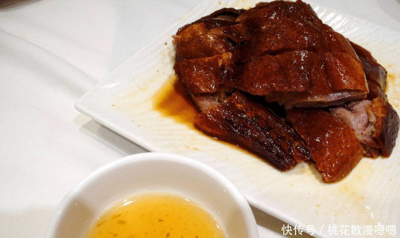  「内地游客」内地游客在香港吃饭，看到收银台上的四个字感叹“