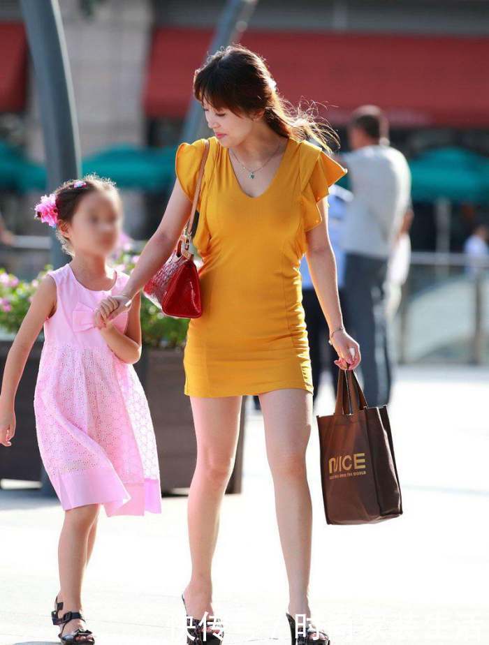 街拍: 黄色连衣裙辣妈, 既时尚又气质, 一点也不输20岁的美女