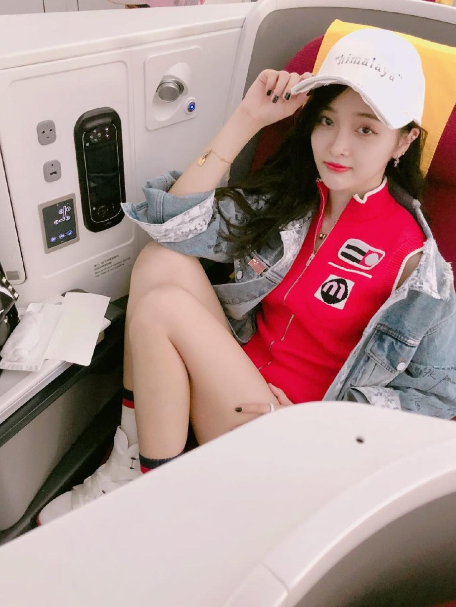 吴宣仪牛仔短裤太紧穿出倒三角，衣衫松垮露出蕾丝内搭，网友：内