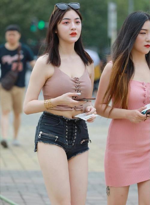 新疆妹子颜值高身材还棒, 她邀请你到家做客, 你愿意吗