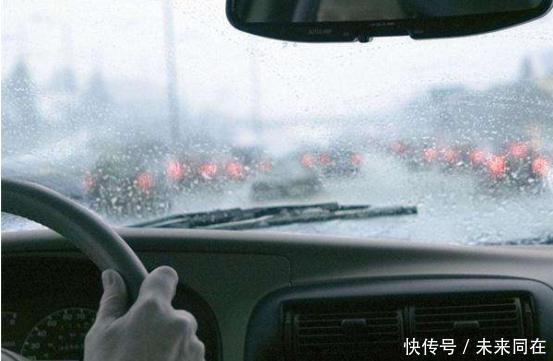 高速上突遇暴雨怎么办？继续开车还是停车？90%的人都做错了