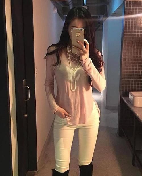  [美女]美女紧身牛仔裤，修身翘臀十分性感，做更自由舒适的自己！