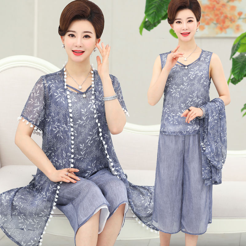 女人40岁以后可以这样穿,显优雅阔太太范,让别人都羡慕