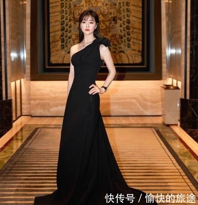 「 田海蓉惊艳到」今一袭黑裙秀身材绝了,我一女生看了都爱!,她曾苦恋陆毅4年无果