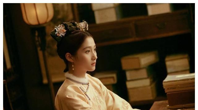  #美女#穿旗袍闪耀全场，球迷称为中式八球“最美女裁判”，气质不输女星