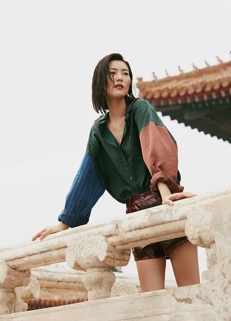 表姐用一条皮裤“进宫”了，Gaga拎的第一只Cline新手袋长什么样?