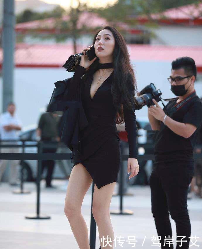 # 位小姐姐#一件黑色修身短裙,尽显完美性感好身材,街拍美艳动人的小姐姐