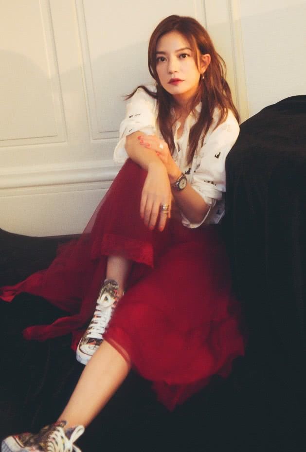 赵薇瘦后穿紧身裙，踩“牙签鞋”秀腿，却还是暴露了身材缺点!