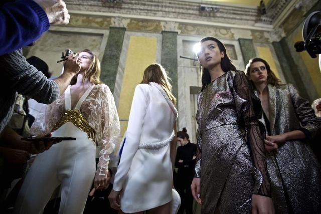 为何模特走秀都不穿内衣？原来真相是这样的，网友：大开眼界