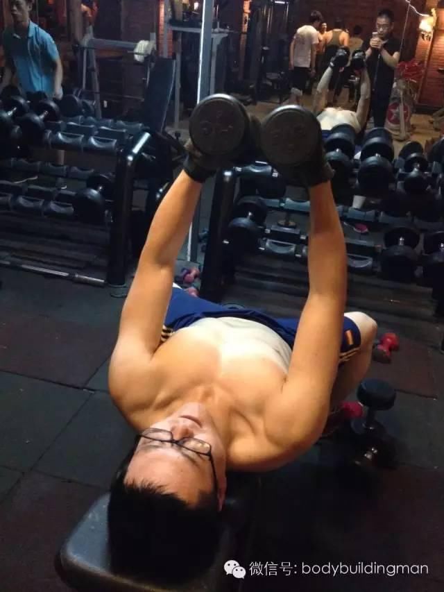 从握酒瓶到拿哑铃，他一年练出了腹肌!