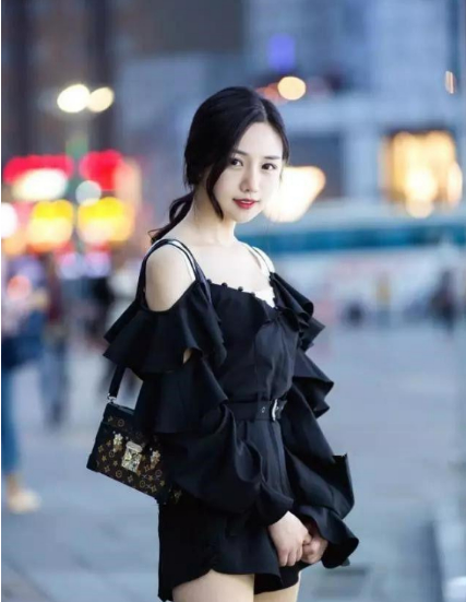 街拍：姑娘典型的网红长相，瓜子脸太好看了，看起来很养眼！