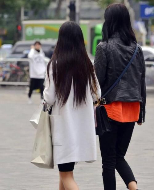  「小姐姐」街拍：面带微笑的美女，一件白色外套配格子裤裙，时尚优雅气质
