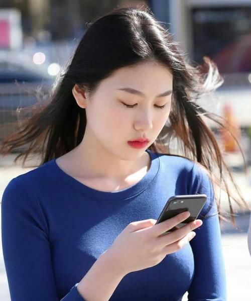  「气质」养眼女神街拍：名嫒美姝的小姐姐，一条吊带连衣裙，时尚清新气质迷人