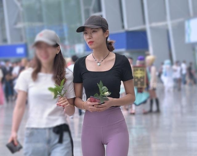  #好处#时尚街拍 - 运动裤的小姐姐显得很苗条，健身的好处不言而喻