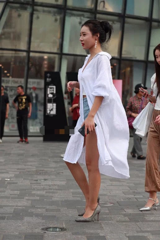 甜美小姐姐超大白色衬衫仙气十足，阳光活泼灵动可爱，吸睛无数