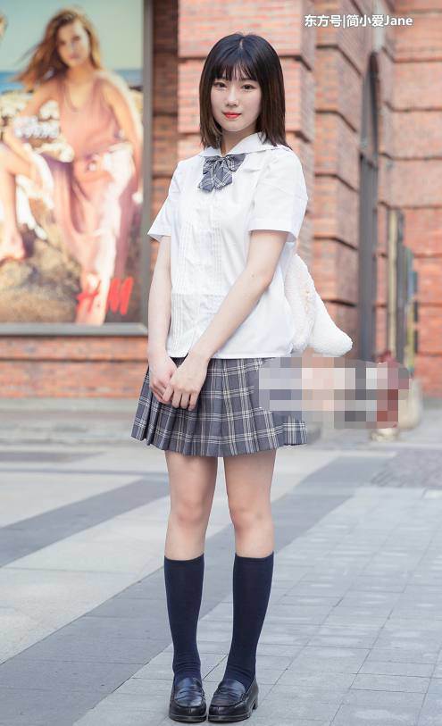 能把“JK”穿上街的美女，勇气也是很大的