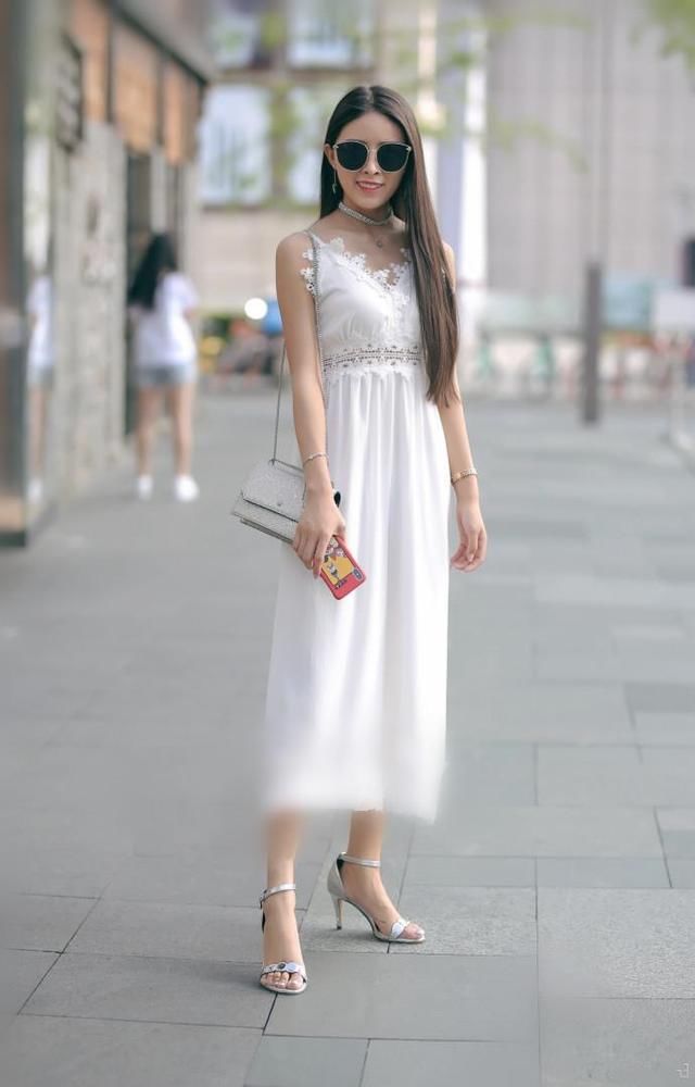 街拍:连衣裙的美不仅可以修饰大长腿,更能彰显女人味十足!
