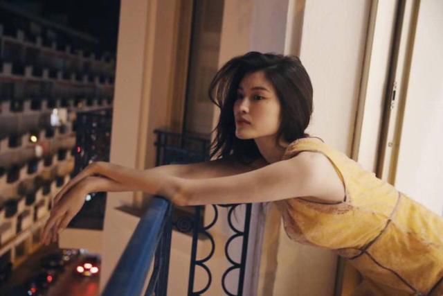 何穗的气场镇强,凹黄色系连衣裙贼显美,我也要来一款