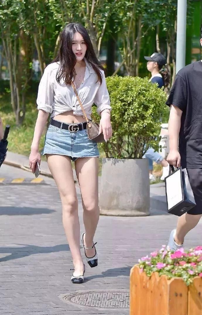 街拍:高挑的肤白美女，可惜还是单身!