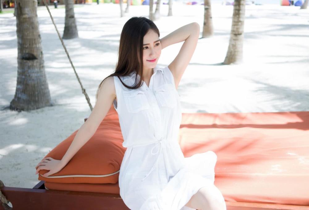 街拍：高挑苗条动人的小姐姐，穿着看起来既简约又时尚很美好！