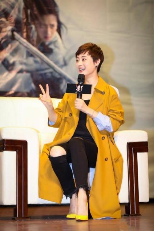 165孙俪和178何穗撞上黄色风衣，身高矮了13cm，气质却一点也没输