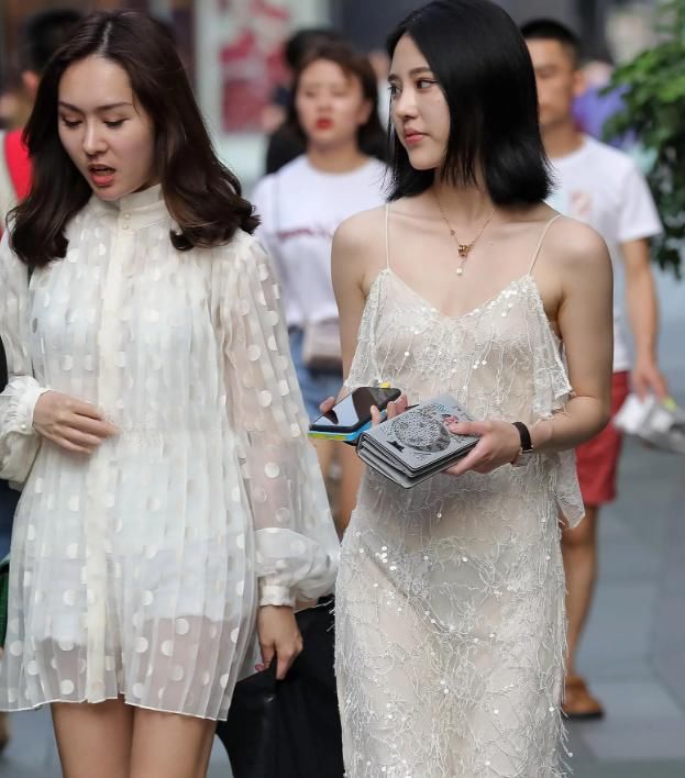 时尚：两位婴儿肥小姐姐，搭配的新颖靓丽，特别是这身裙子美呆了