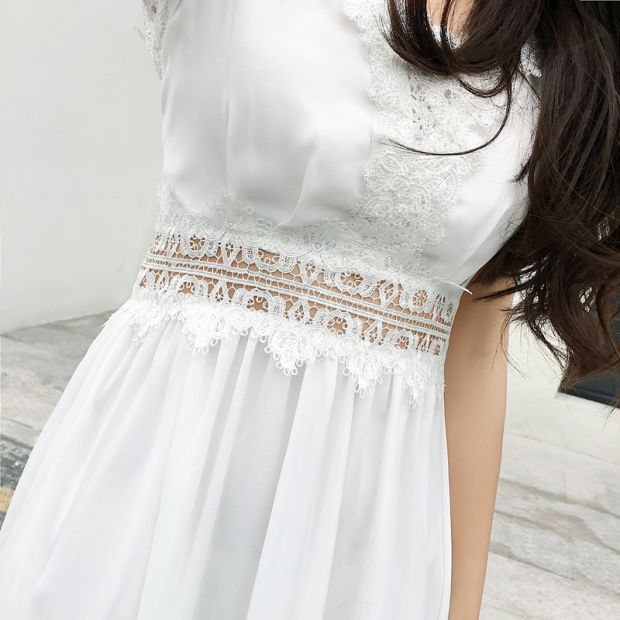 海边比基尼过时了，现在小姐姐都穿“风采裙”，海风一吹更撩人