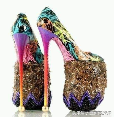 富有设计感的几款高跟鞋，穿着会舒服吗?表示看不懂