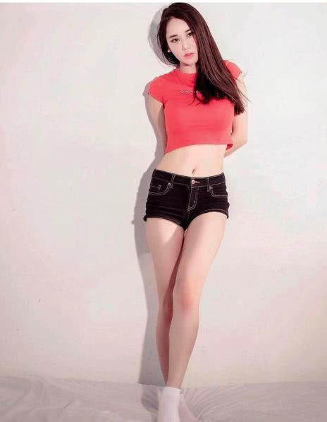 俏皮轻熟的牛仔短裤搭配,显气质更显身姿优美!