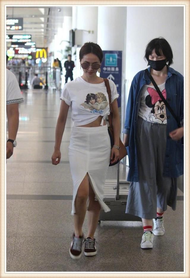 没张韶涵的马甲线真别穿露脐装,像蔡依林一样暴露小肚腩就尴尬了