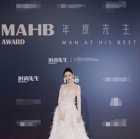 『 张天爱出席时尚先生』粉嫩宛如仙女下凡,好美!张天爱穿粉色羽毛抹胸裙亮相活动