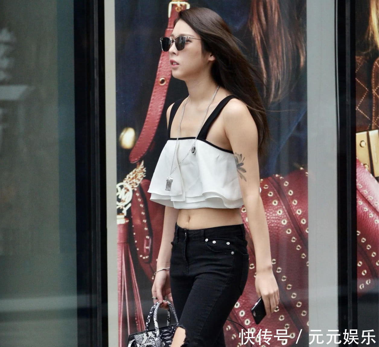 气质小姐姐破洞牛仔大秀纤细筷子腿，吊带背心尽显御姐范儿