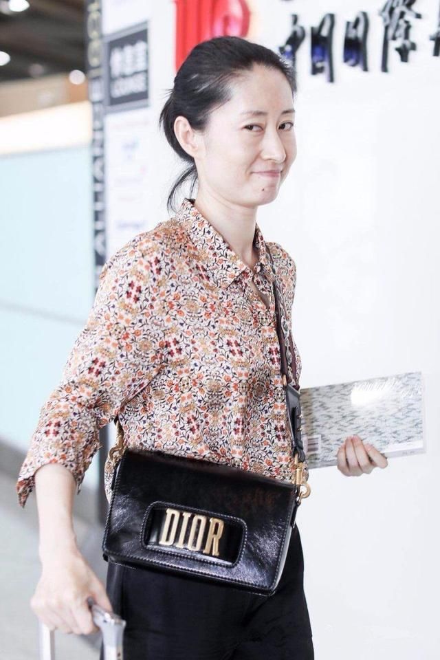 刘敏涛休闲装配运动鞋，网友：没见过这么不会搭配的明星！