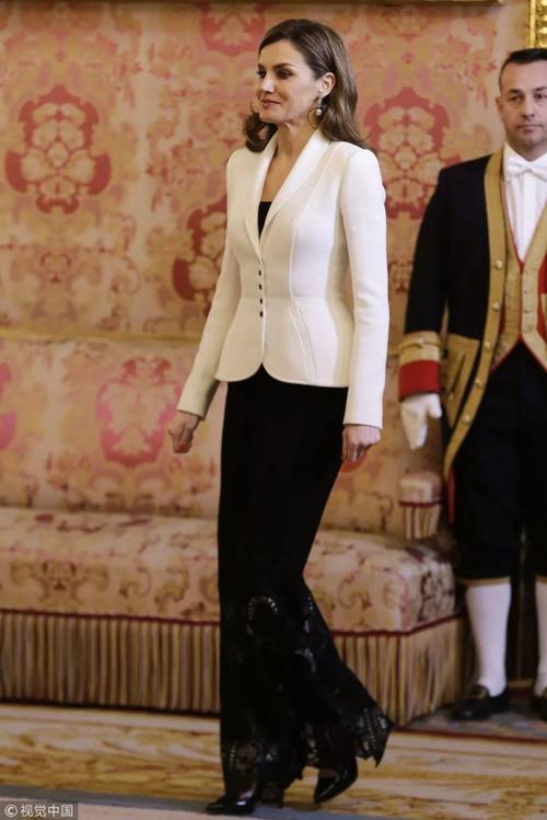 穿出优雅夏日风，我听这位西班牙王后的