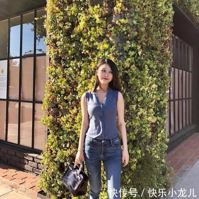  #腿部线条#街拍：牛仔裤尽显优美曲线，简约又衬托魅力，时尚高挑美丽俏美乖甜