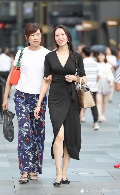 黑色显身材？其实都是紧身和款式的效果，这个黑色V领紧身连衣裙