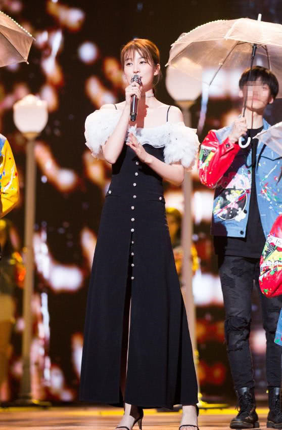 乔欣真是疯狂,竟解开了4颗扣子秀美腿,这也太厉害了!