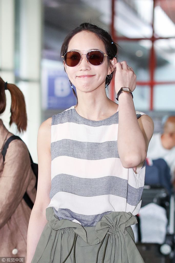 张钧甯梳满头小辫儿发型“小心机”  穿无袖衫搭阔腿裤满满清凉感