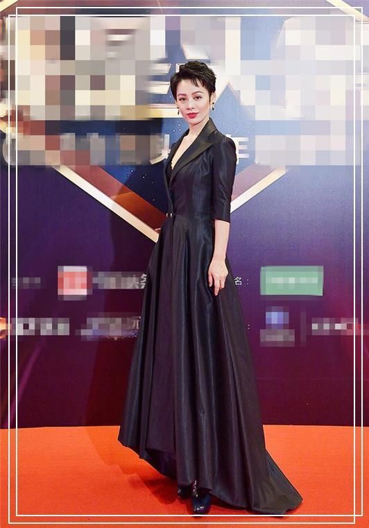 宁静真大胆！西装下系两块布就当裙子穿，网友：越老越豁出去了！