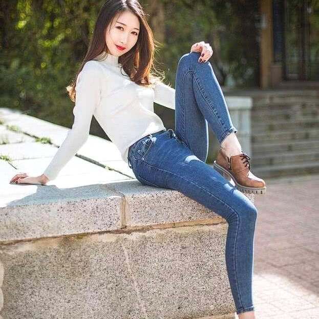 紧身牛仔裤修身显瘦突显出美女的时髦洋气，穿出清新凉爽的感觉