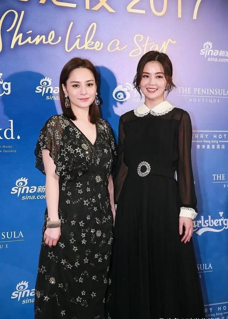  『呈现的更』阿娇终于穿对了，黑色V领连衣裙至少显瘦10斤，终于信是110斤了