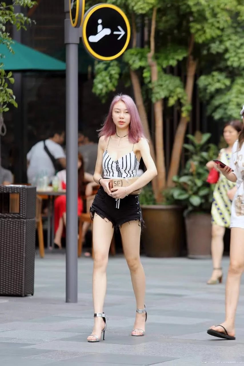 时尚小姐姐身穿黑色热裤大秀好身材，火辣性感又不失时尚，美女的