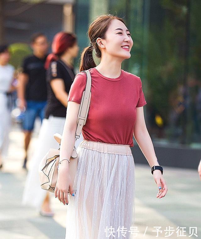 【 10笑靥如花】她的笑容有种别样魅力,街拍:小姐姐清纯中带着妩媚