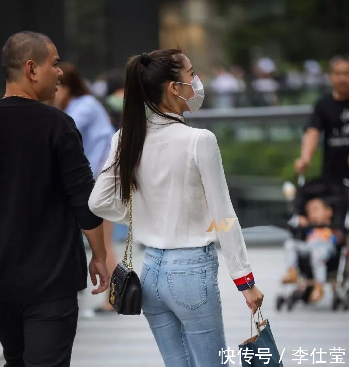 扎马尾的小姐姐穿紧身牛仔裤秀出青春与时尚,口罩也遮不住她的美